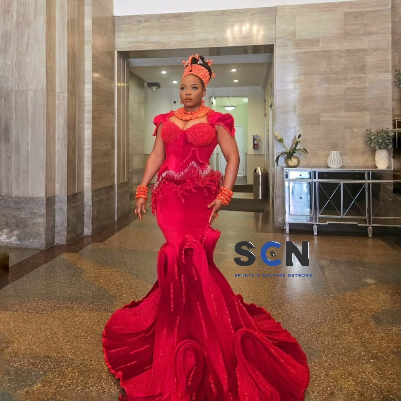 Grammy Awards : Le designer Camerounais Djec Fashion signe la tenue de Yemi Alade