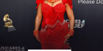 Grammy Awards : Le designer Camerounais Djec Fashion signe la tenue de Yemi Alade