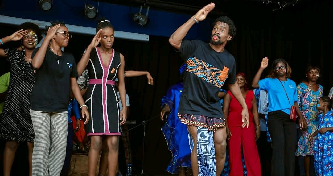 Arsène Etaba : Du rythme de la scène à la rigueur du laboratoire