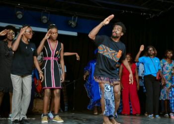 Arsène Etaba : Du rythme de la scène à la rigueur du laboratoire