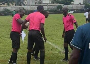 FOOTBALL : les arbitres voient le bout du tunnel