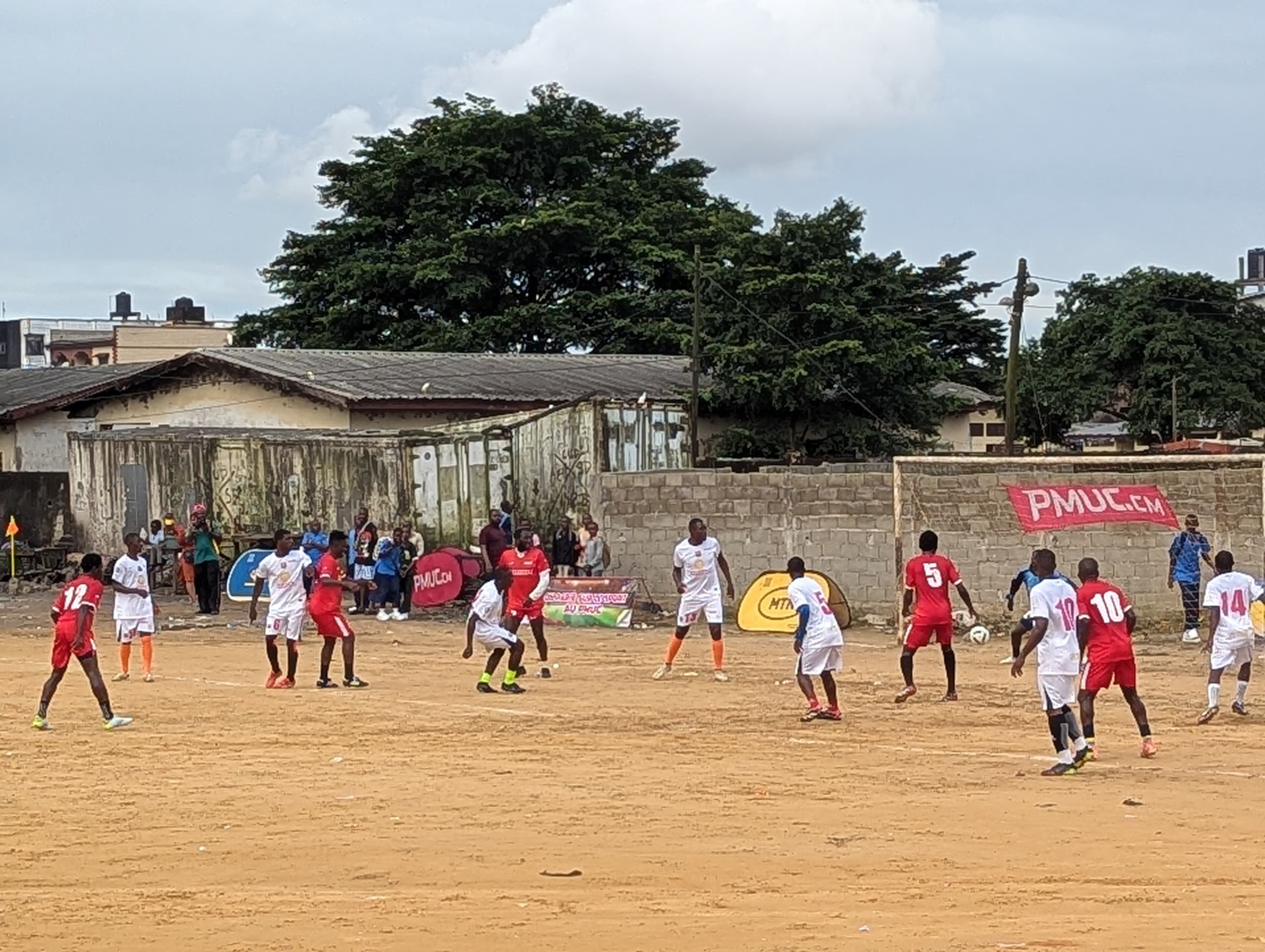 Tournoi citoyen : quand le ballon rond rapproche civils et forces de l’ordre à Douala
