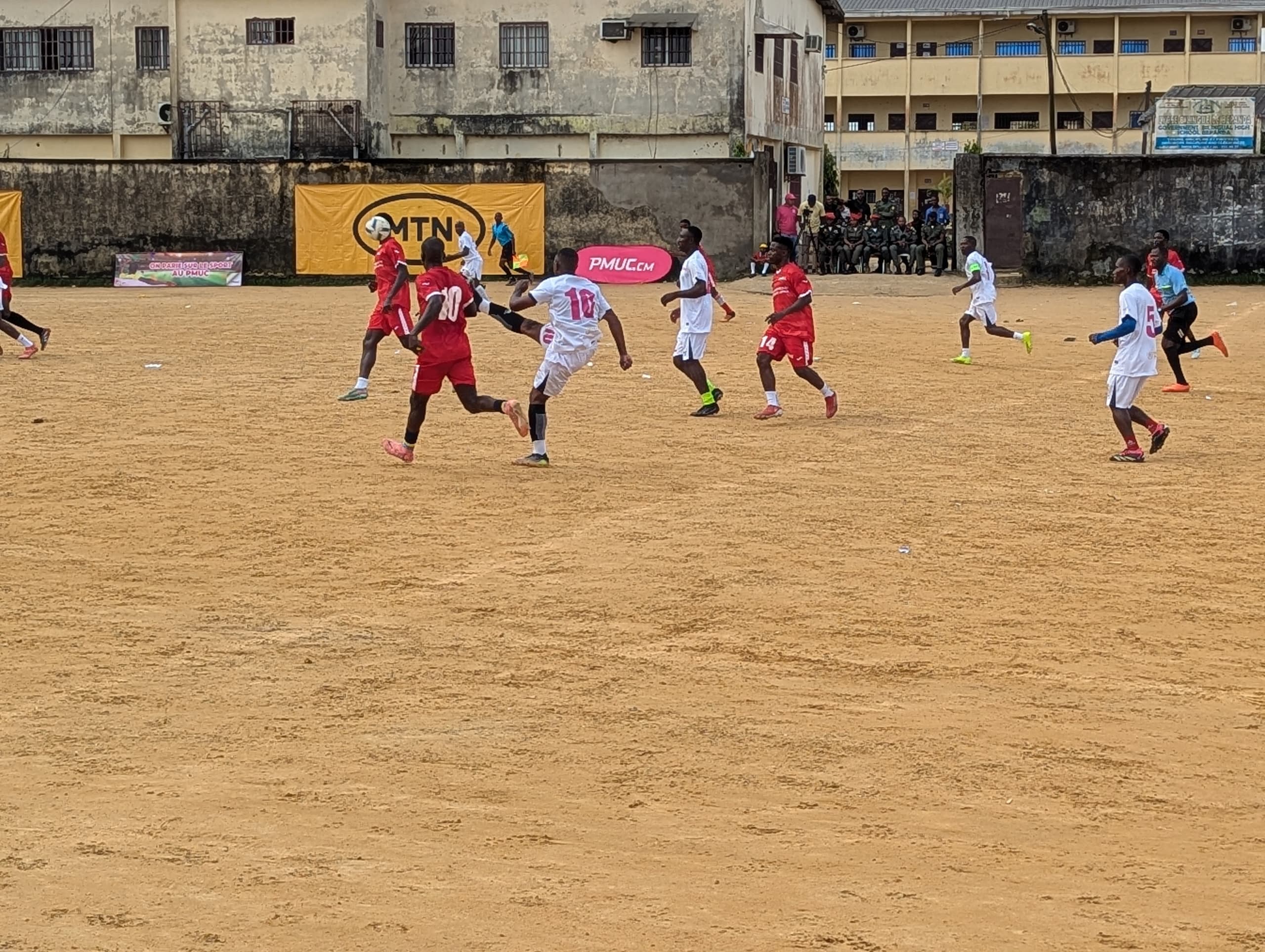 Tournoi citoyen : quand le ballon rond rapproche civils et forces de l’ordre à Douala