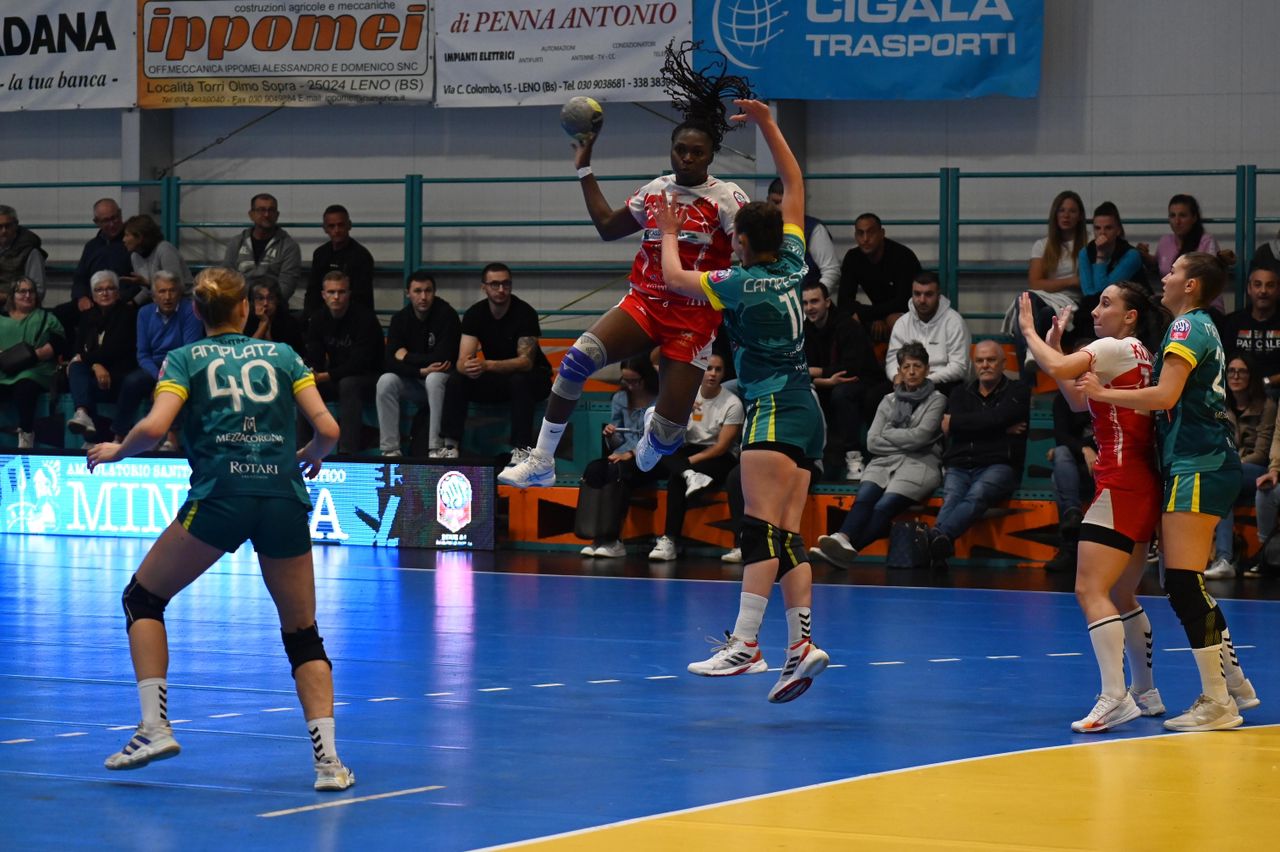Handball Série A1 italienne féminine : Leaticia Petronie Ateba, le bras gauche qui fait rêver Leno