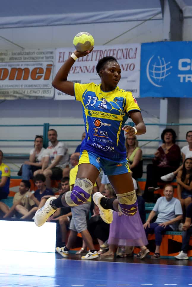 Handball Série A1 Féminine Italienne : Leno tombe face à Salerno (35-31), mais Ateba illumine la rencontre avec une réalisation de premier ordre
