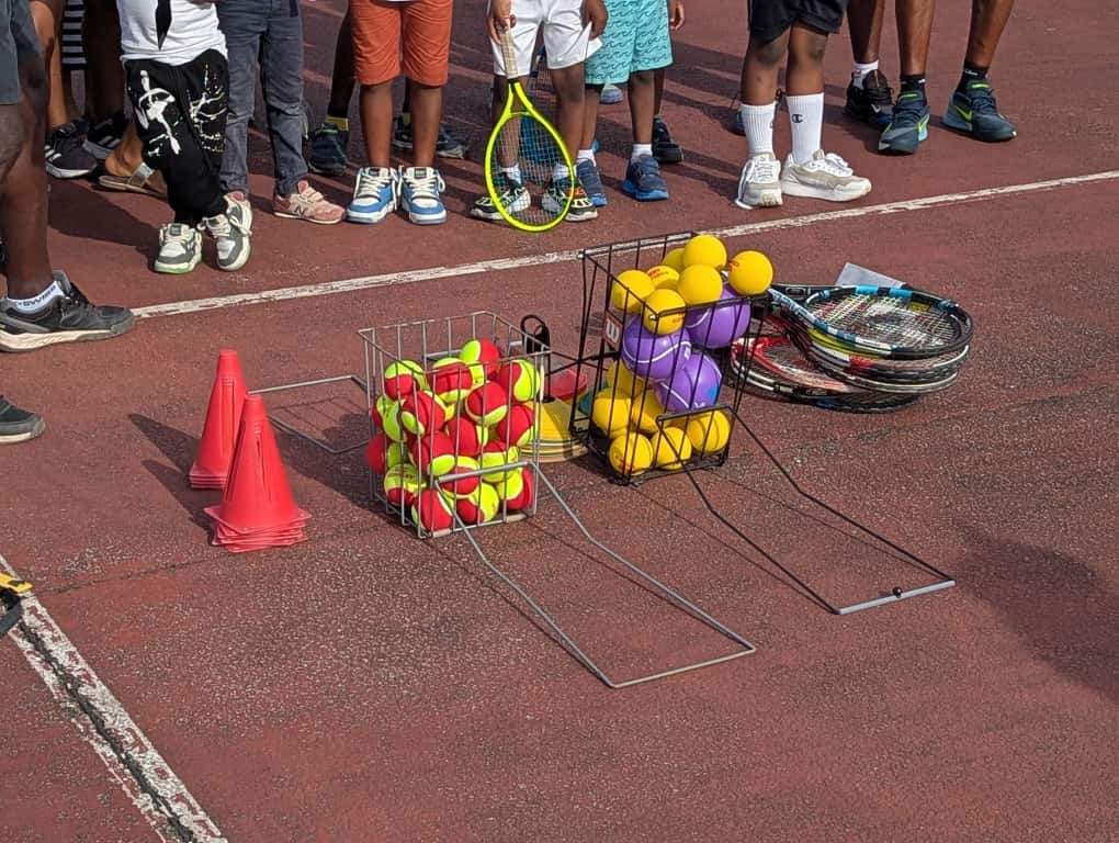 Des courts aux rêves : le tennis jeune camerounais prend son envol à Douala