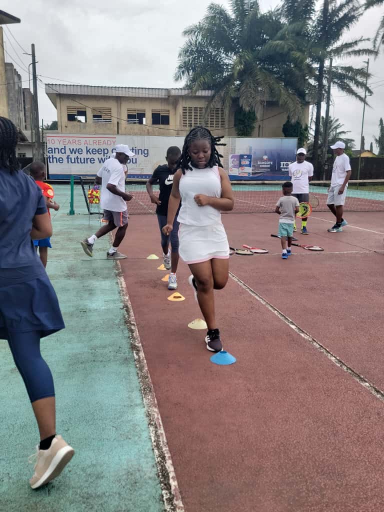 Des courts aux rêves : le tennis jeune camerounais prend son envol à Douala