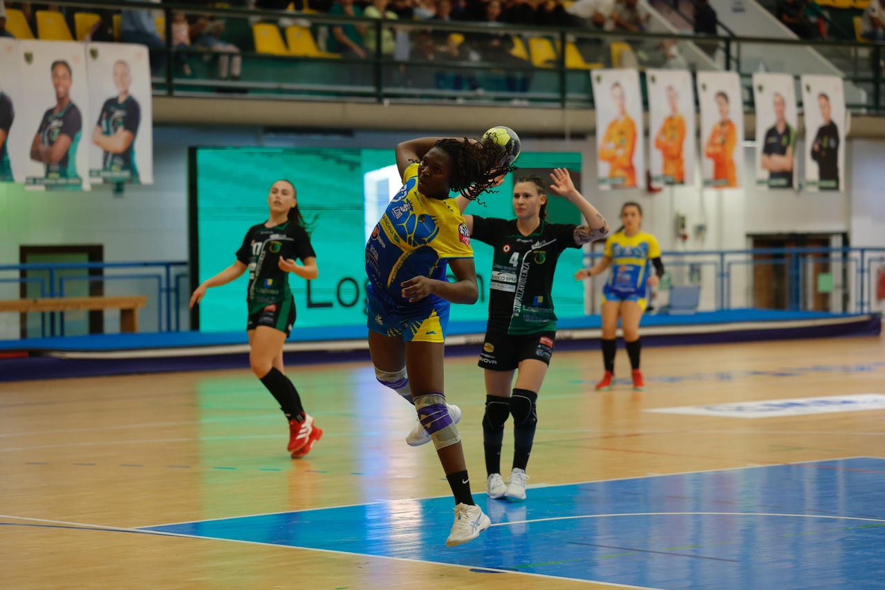 Série A1 italienne féminine de Handball : Leno chute face à Erice, mais Ateba s’illustre