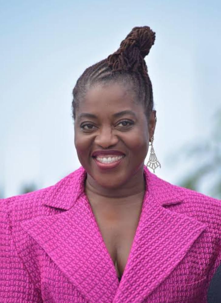Alors que le mois d’octobre est dédié à la lutte contre le cancer du sein, la rédaction de SCN revient sur les parcours inspirants de 05 célébrités africaines qui ont surmonté le cancer du sein. De la peur au courage, leur voix résonne plus que jamais.