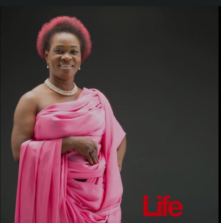 Alors que le mois d’octobre est dédié à la lutte contre le cancer du sein, la rédaction de SCN revient sur les parcours inspirants de 05 célébrités africaines qui ont surmonté le cancer du sein. De la peur au courage, leur voix résonne plus que jamais.