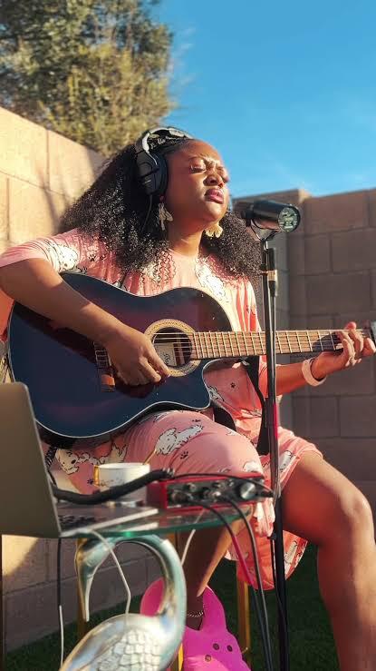 Musique : Libianca transforme la douleur du Cameroun en chant d’espoir avec Sacks & Moto