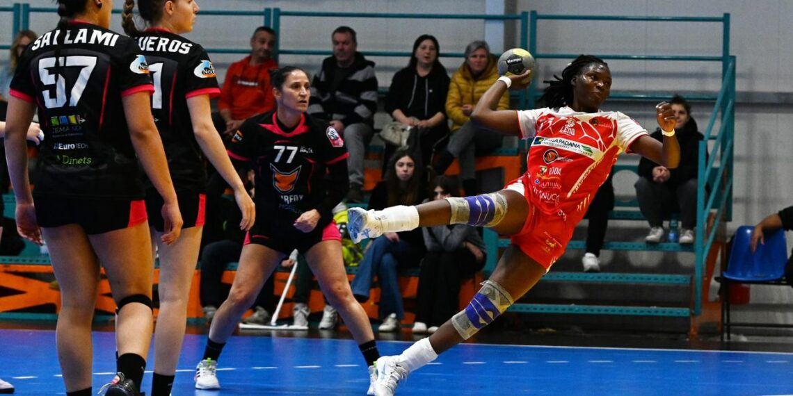 Serie A1 : Leaticia Ateba signe un retour fracassant et relance Handball Leno