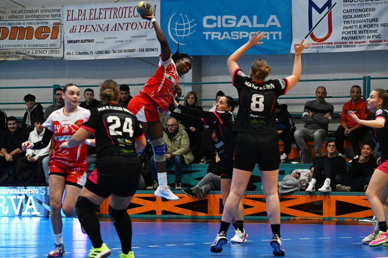 Serie A1 : Leaticia Ateba signe un retour fracassant et relance Handball Leno