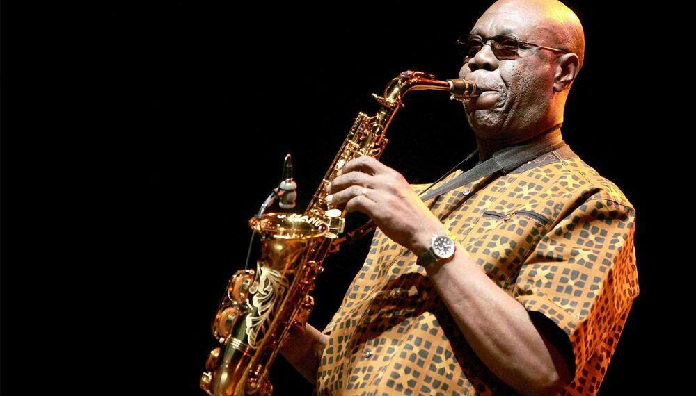 Manu Dibango : la famille met en garde contre les collectes frauduleuses autour de sa sépulture