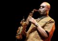 Manu Dibango : la famille met en garde contre les collectes frauduleuses autour de sa sépulture