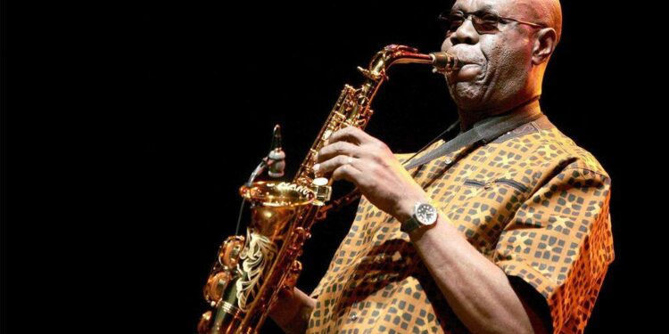 Manu Dibango : la famille met en garde contre les collectes frauduleuses autour de sa sépulture
