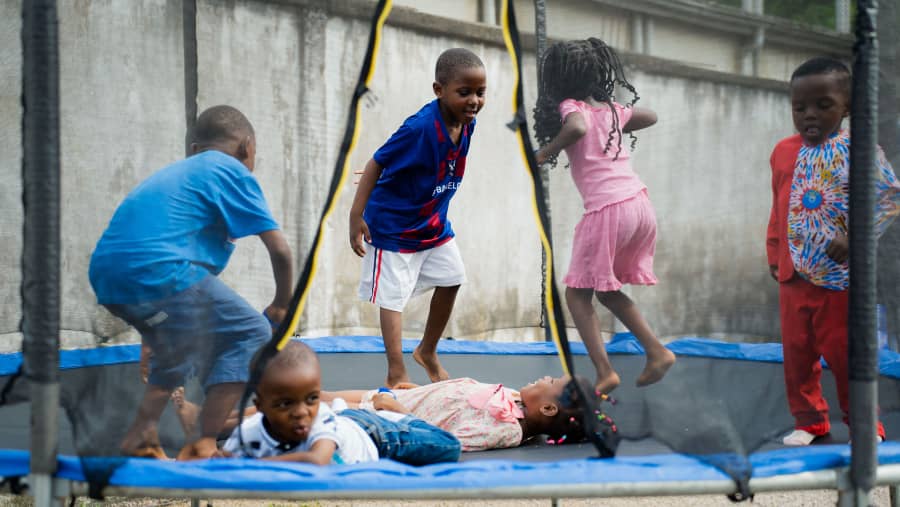 Instant Blue à Douala : quand l’esprit de Noël rencontre la ferveur des Lions