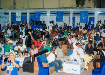 Instant Blue à Douala : quand l’esprit de Noël rencontre la ferveur des Lions