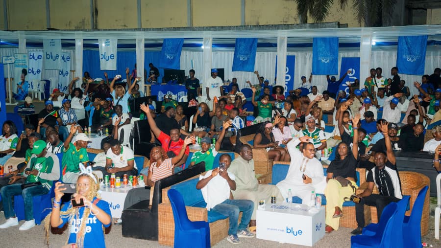 Instant Blue à Douala : quand l’esprit de Noël rencontre la ferveur des Lions