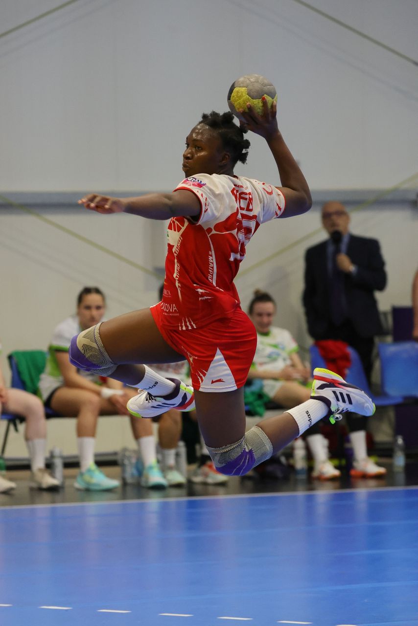 Série A1 féminine italienne de Handball : Leaticia Petronie Ateba brille, Leno s’incline à domicile en match aller des quarts