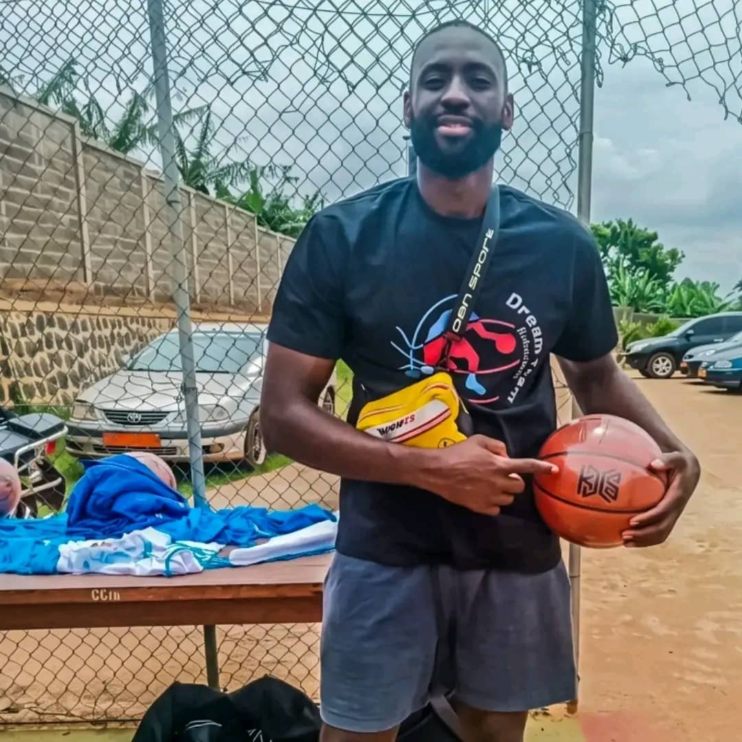 Arnold Kome joue le match du cœur à Bafoussam : un geste fort pour le Basketball Camerounais
