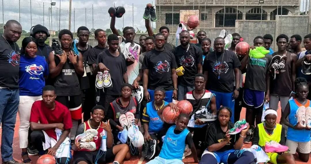 Arnold Kome joue le match du cœur à Bafoussam : un geste fort pour le Basketball Camerounais