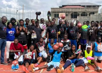 Arnold Kome joue le match du cœur à Bafoussam : un geste fort pour le Basketball Camerounais
