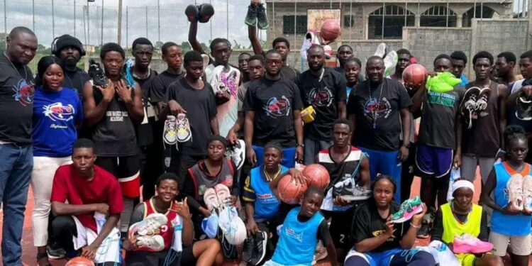 Arnold Kome joue le match du cœur à Bafoussam : un geste fort pour le Basketball Camerounais