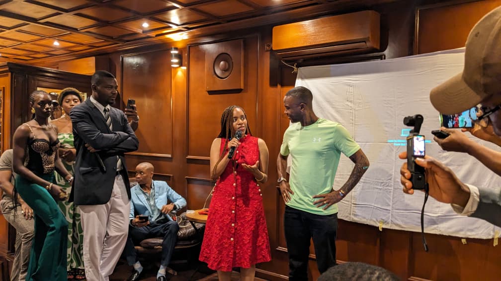Le commerce en ligne camerounais accueille un nouvel acteur. Lancée officiellement le 21 octobre 2026 à Douala, Monello.market ambitionne de faciliter les achats de vêtements, de chaussures et de produits cosmétiques en réunissant plusieurs enseignes sur une même plateforme. À l’origine du projet, Perle Chendjou veut faire du shopping numérique une expérience plus accessible et plus rassurante pour les consommateurs. Le site propose de découvrir aussi bien des créateurs locaux que des magasins de prêt-à-porter et de grandes enseignes. Des produits de cosmétique complètent cette offre qui entend répondre à différents besoins du quotidien. « C’est un site en ligne où l’on peut acheter et découvrir des créateurs locaux, de grandes enseignes […] ainsi que des magasins de prêt-à-porter et des produits de cosmétique », explique la promotrice. Répondre aux défis du shopping en ligne Au-delà de la diversité des produits, Monello.market entend s’attaquer à plusieurs difficultés qui fragilisent la confiance des consommateurs dans le commerce électronique : les arnaques, les contrefaçons et les problèmes de livraison. Ces obstacles peuvent freiner les achats en ligne, notamment dans les secteurs de la mode et de la beauté. La plateforme se présente ainsi comme une solution visant à rapprocher les clients de prestataires sélectionnés. Pour constituer son réseau, l’équipe s’appuie sur les retours des consommateurs, l’identité des marques et les valeurs qu’elles défendent. Une démarche qui doit contribuer à bâtir une offre cohérente et à rassurer les acheteurs. À ce jour, environ 20 partenaires figurent dans l’écosystème de Monello.market, entre marques locales, créateurs et grandes enseignes. Cette diversité constitue l’un des leviers sur lesquels la jeune entreprise entend s’appuyer pour attirer une clientèle aux attentes variées. Faire de Monello une référence L’ambition affichée par Perle Chendjou est claire : installer durablement la plateforme dans les habitudes de consommation. « Devenir la référence en matière d’habillement et de cosmétique », résume-t-elle, avec l’objectif d’en faire le premier réflexe pour acheter des vêtements, des chaussures ou trouver un cadeau. Pour atteindre cette position, Monello.market devra transformer sa promesse en une expérience client fiable, notamment en matière de qualité des produits, de paiement et de livraison. Dans un marché où la confiance reste déterminante, la capacité à tenir ses engagements sera essentielle pour fidéliser les utilisateurs et accompagner la croissance de la plateforme.